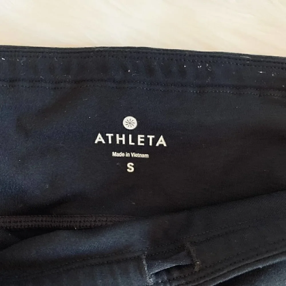 Athleta Black Relay Capri w/ Pockets & Mesh! 🔥